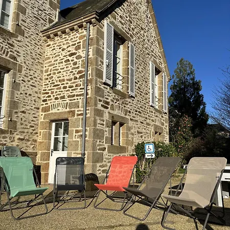 Chateau Du Bourg 3* Saint-Denis-de-Gastines