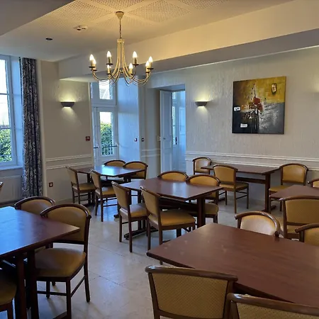 Chateau Du Bourg 3* Saint-Denis-de-Gastines