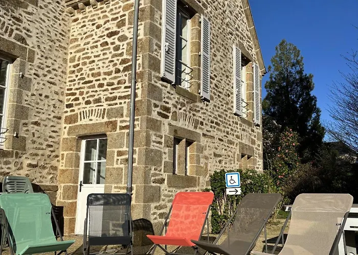 Chateau Du Bourg 3* Saint-Denis-de-Gastines