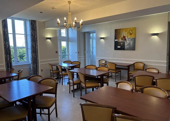 Chateau Du Bourg 3* Saint-Denis-de-Gastines